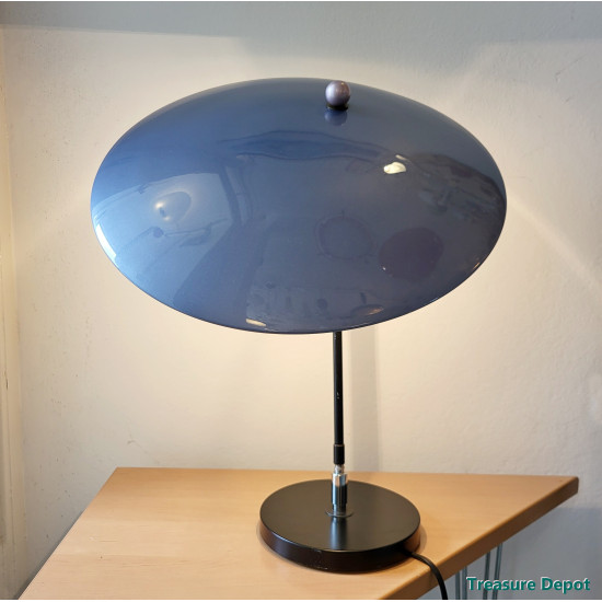 Queens Gallery table lamp